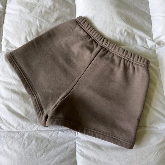 aritzia cozy fleece boyfriend mini shorts taupe - Picture 3 of 5